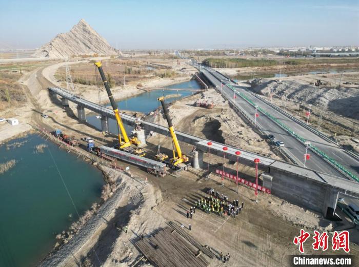 新疆图木舒克市达坂山铁路专用线项目路基工程全线贯通