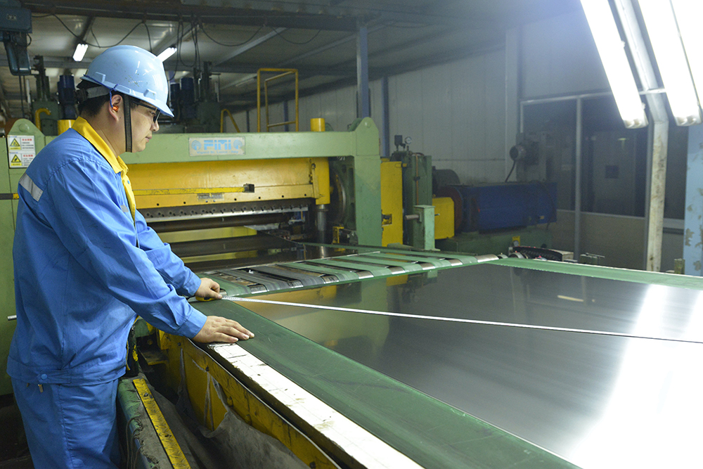 2022年5月26日，江苏省无锡市锡山区，大明工业科技集团有限公司，工人们正在测量纯镍卷板产品对角线。杨木军摄