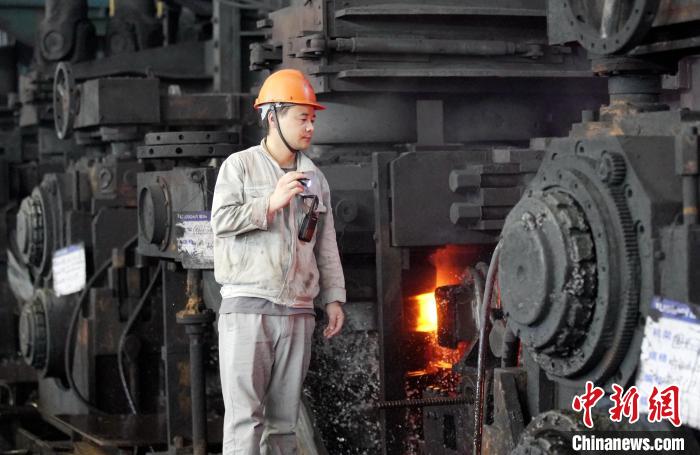 1000℃钢材旁的坚守 “90后”钢铁工人用汗水诠释青春