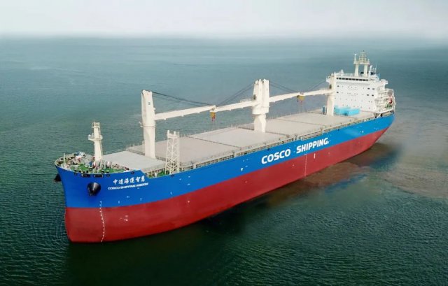 62000吨多用途纸浆船“中远海运智慧”轮在大连交付运营