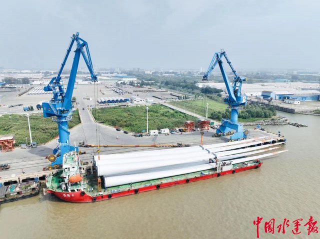 扬州首艘111米超长风电叶片装载运输船安全出港