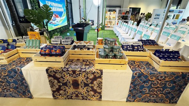 “拉萨好物 + 供销助农”官方直播电商基地正式揭牌