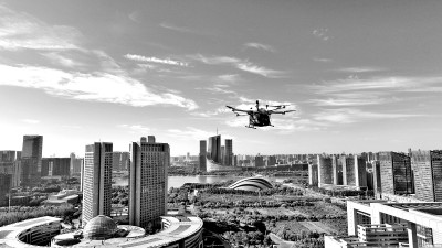 8月20日,在安徽省合肥市蜀山区上空,无人机在配送快递包裹。新华社发