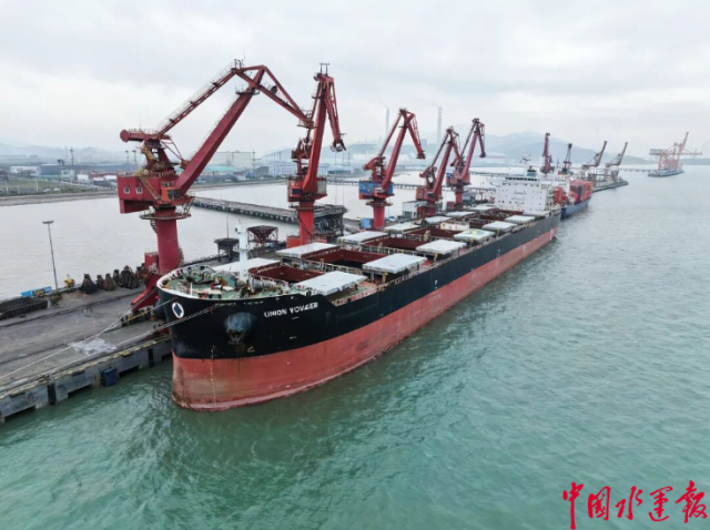 浙江首单原糖接卸作业落地宁波舟山港