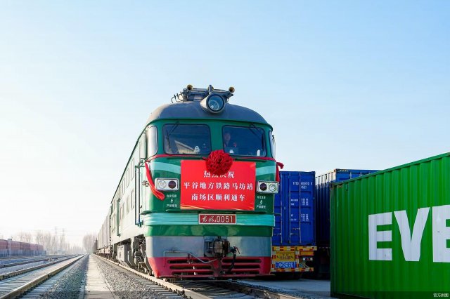 ��ƽ�ۺ�������Ŧ�ϳ���ͨ�� ͬ������ǰ�ò�