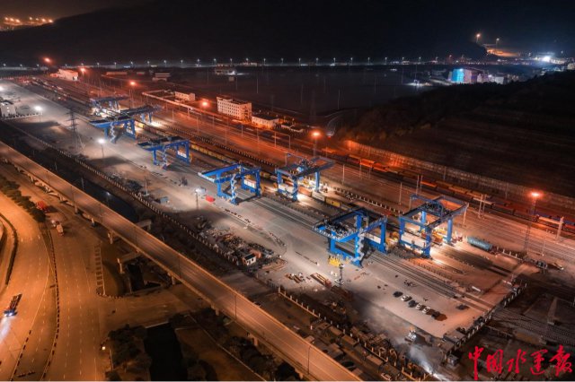 ���ڼ���������ɽ����·��ɽ��վ����æ