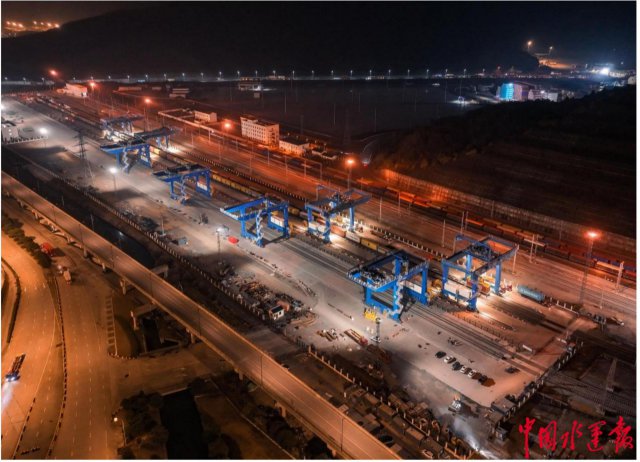 ���ڼ���������ɽ����·��ɽ��վ����æ