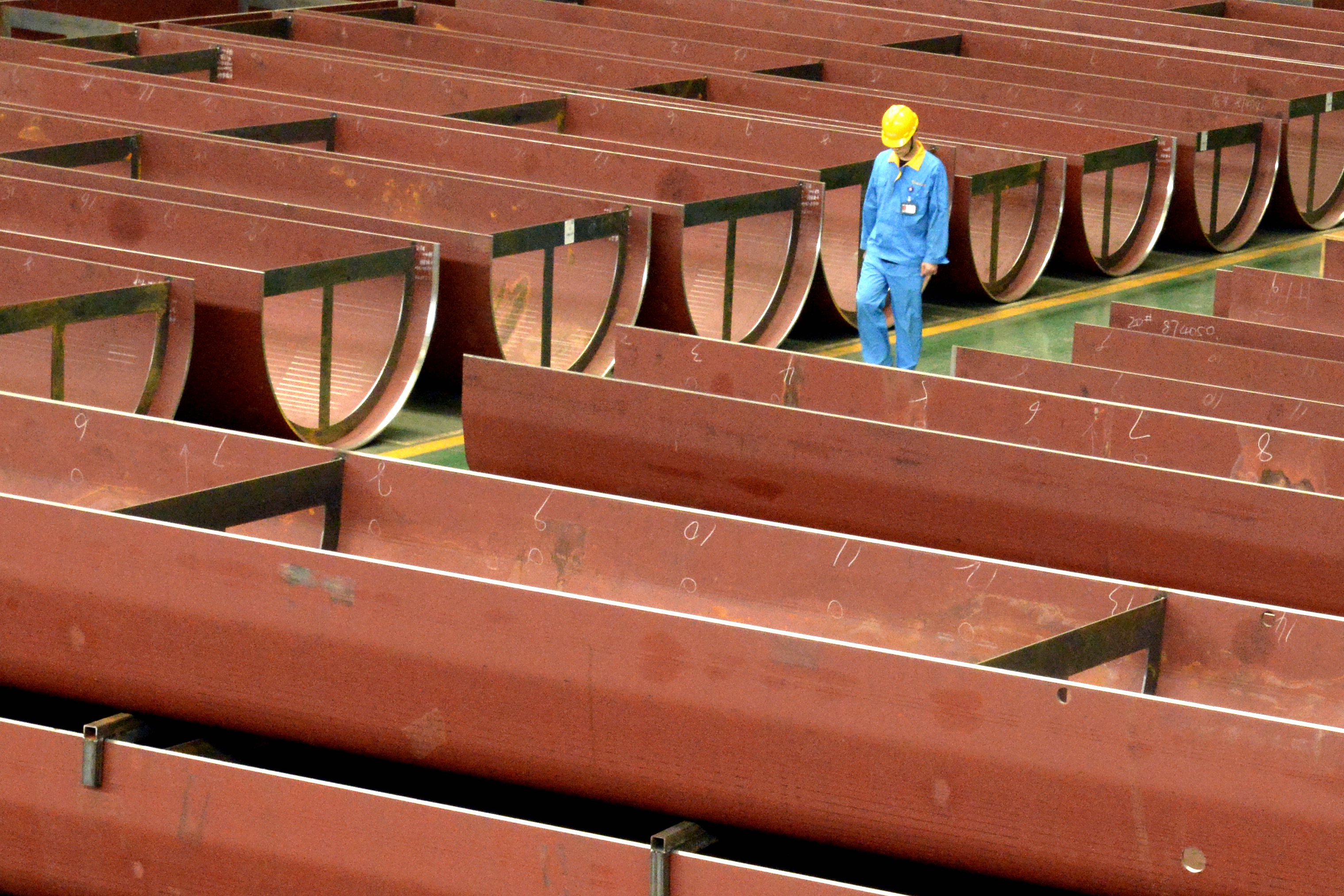 2022年6月23日，江苏省靖江市工业园区，大明金属科技有限公司的工人在赶制一批工业吊臂订单产品。杨木军摄